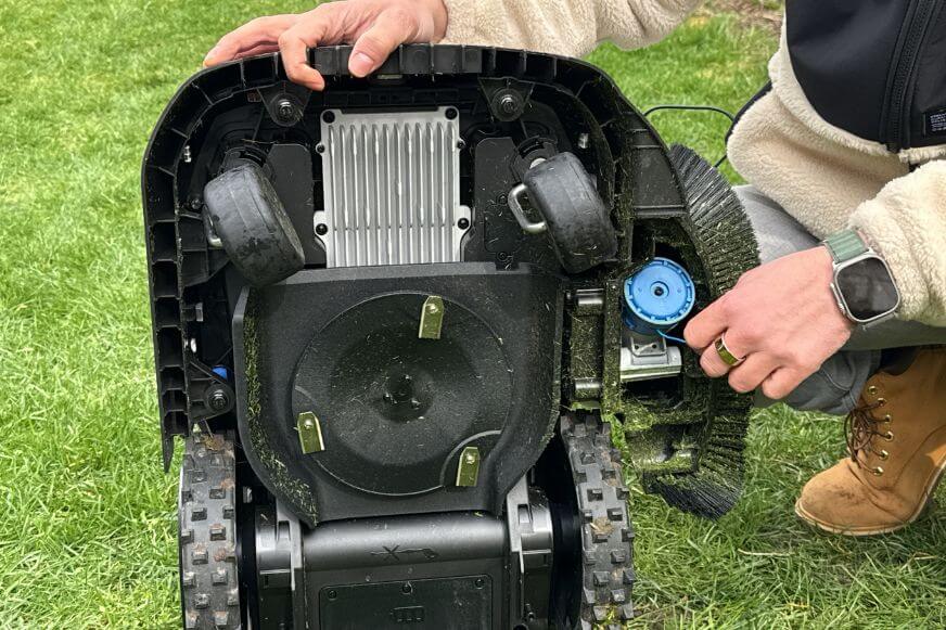 Das Mähwerk vom ECOVACS GOAT O1200 LiDAR PRO wird von unten im Test gezeigt